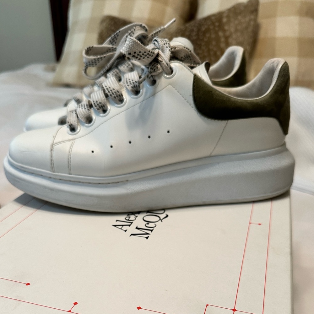 Alexander McQueen Larry Sneaker 38